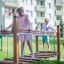 Kinder spiele auf der Bewegliche Brücke im Spielplatz aus Holz.