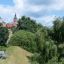 Quadratisch Bank & Tisch HPL im öffentlichen Park mit grüner Umgebung und historischem Stadtbild im 