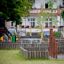 Dreifach Reck aus Holz für Klettersport und Spielplatz im öffentlichen Park.