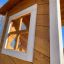 Lisas Spielturm mit Rutsche aus Holz mit Fenster und Dach für Kinderspielplatz.