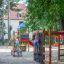 Spielturm mit Vogelnestschaukel (BNS 90 cm) auf kinderspielsand in einem grasigen park.